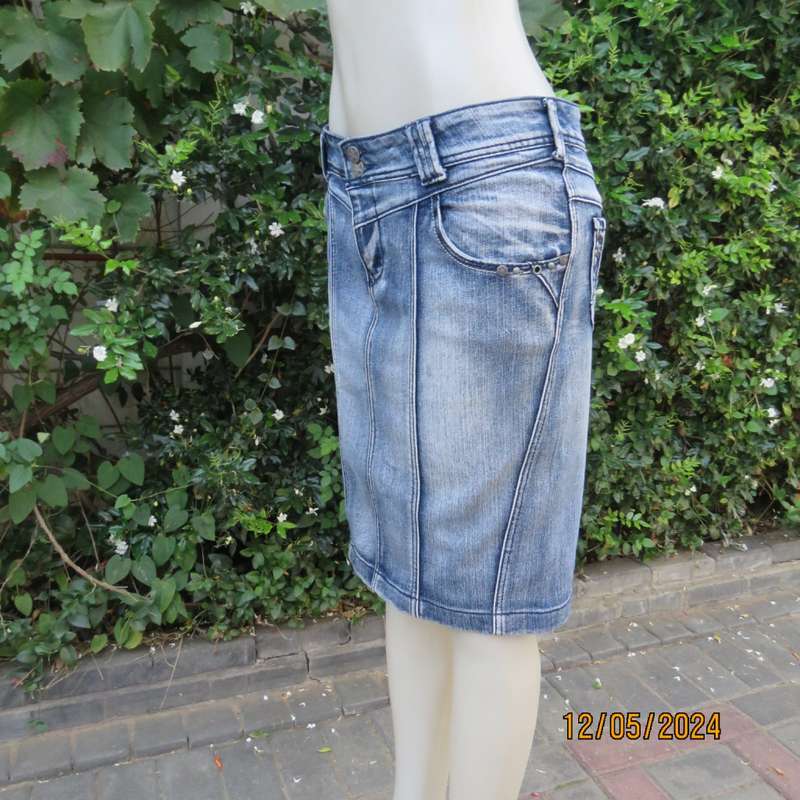 Make a statement in this blue denim jean paneled bodycon skirt.Size 36 by RED. As new cond.