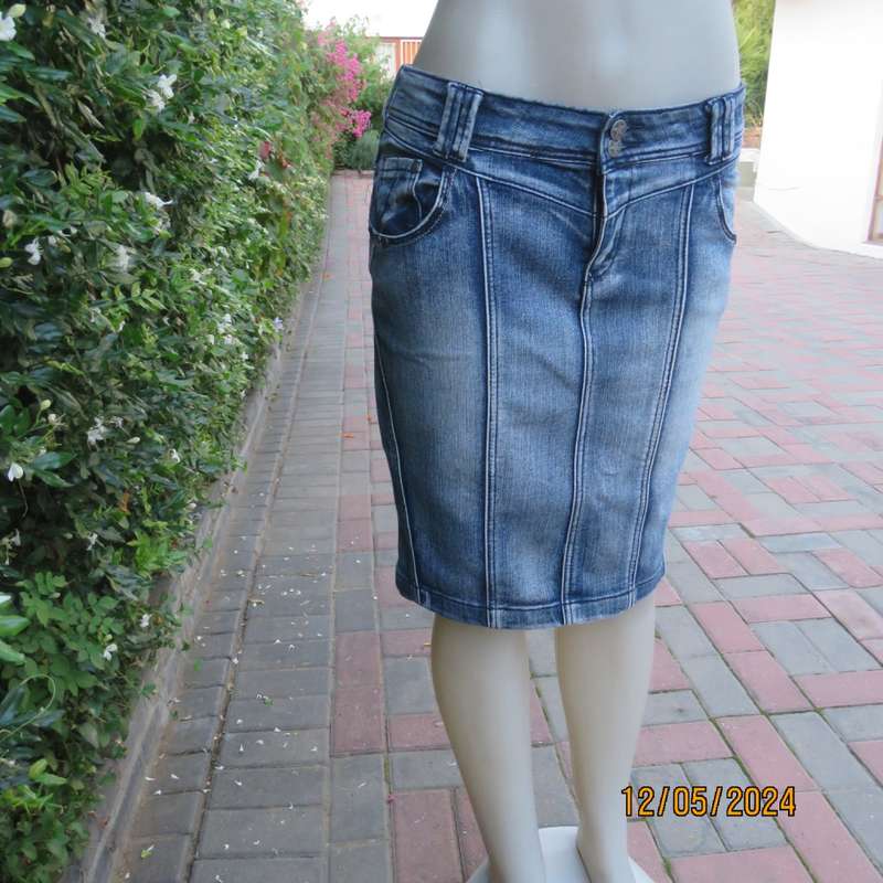Make a statement in this blue denim jean paneled bodycon skirt.Size 36 by RED. As new cond.