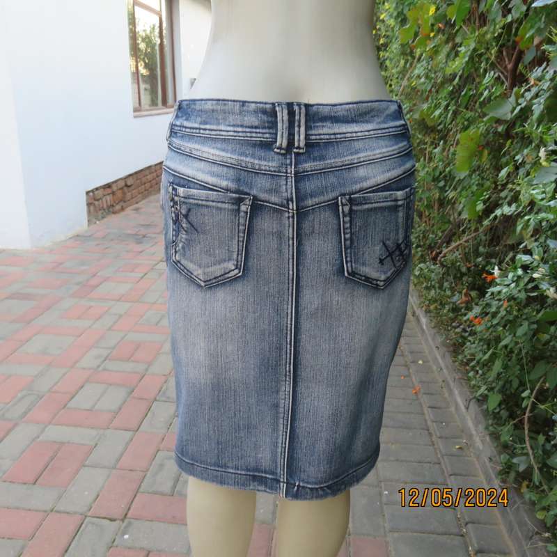 Make a statement in this blue denim jean paneled bodycon skirt.Size 36 by RED. As new cond.