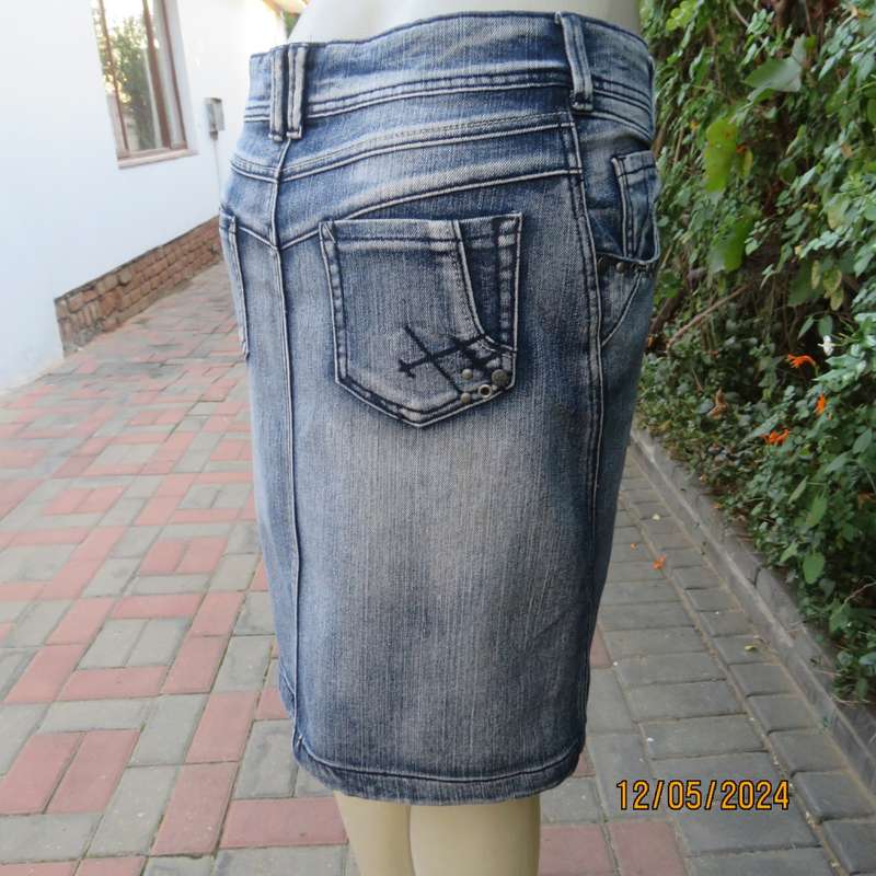 Make a statement in this blue denim jean paneled bodycon skirt.Size 36 by RED. As new cond.