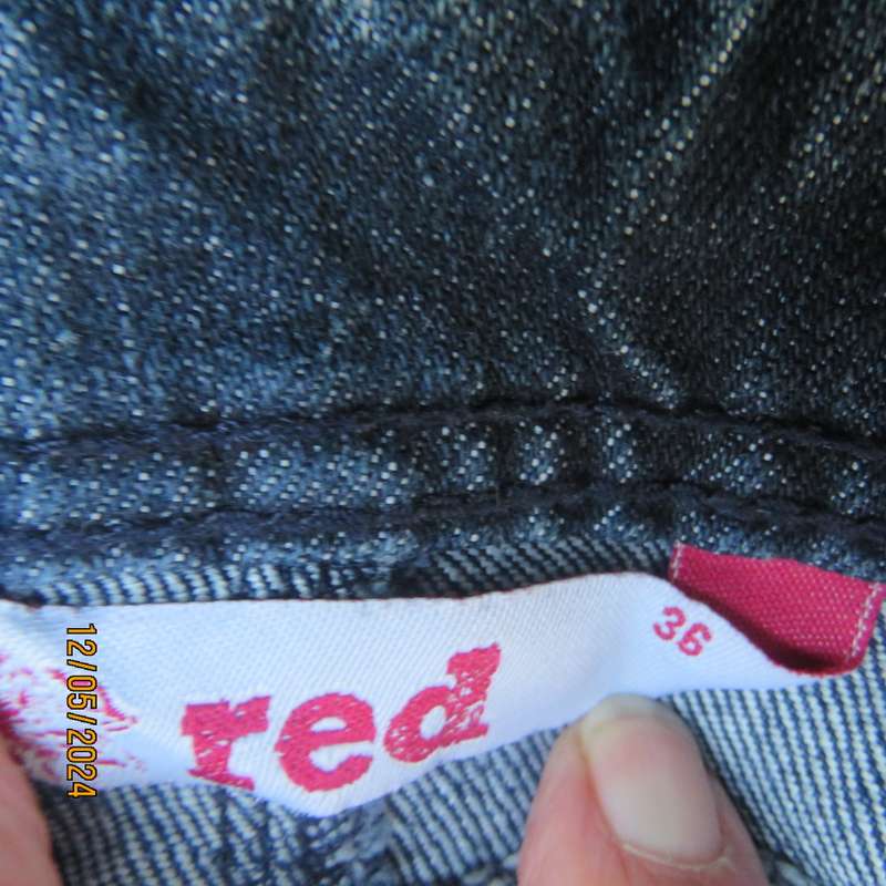 Make a statement in this blue denim jean paneled bodycon skirt.Size 36 by RED. As new cond.