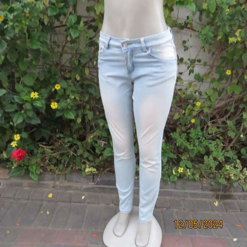 Sexy skinny leg regular rise light blue denim jeans size 32 by NETWORK. Pockets back/front. As new.