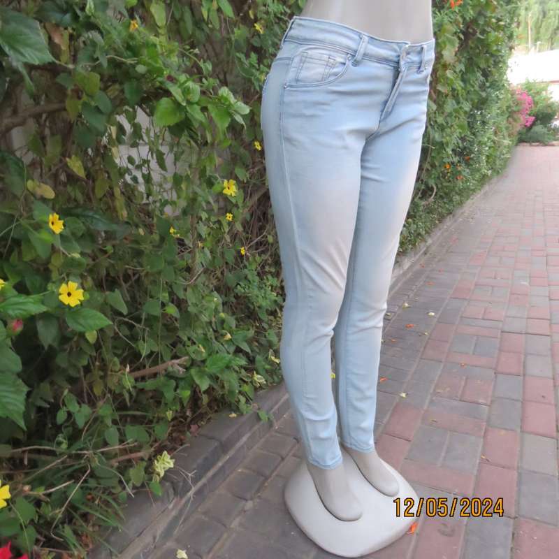 Sexy skinny leg regular rise light blue denim jeans size 32 by NETWORK. Pockets back/front. As new.