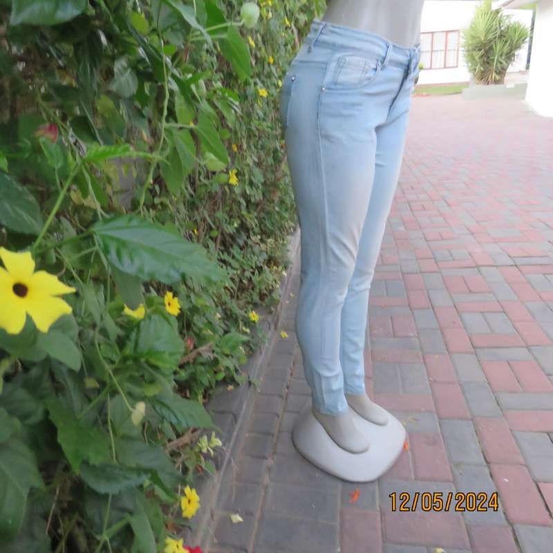 Sexy skinny leg regular rise light blue denim jeans size 32 by NETWORK. Pockets back/front. As new.