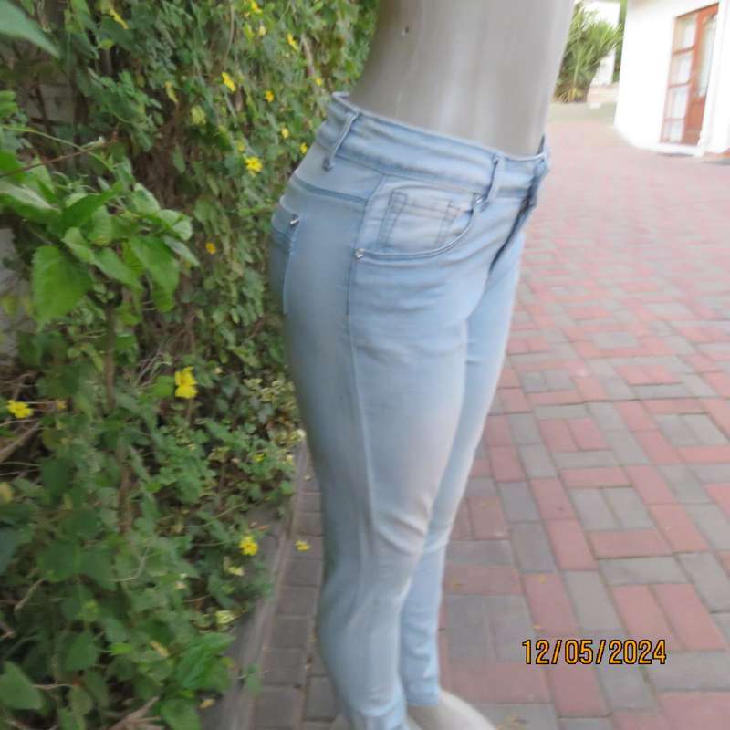 Sexy skinny leg regular rise light blue denim jeans size 32 by NETWORK. Pockets back/front. As new.
