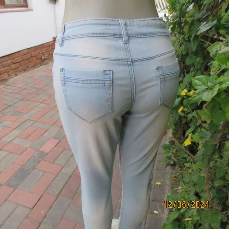 Sexy skinny leg regular rise light blue denim jeans size 32 by NETWORK. Pockets back/front. As new.