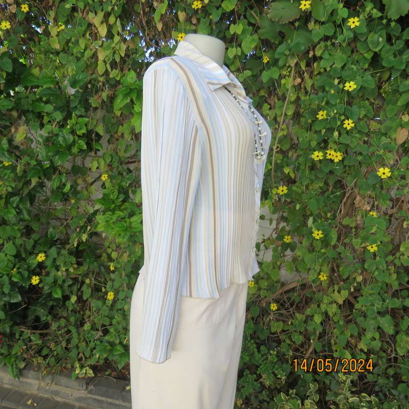 Cute permanent pleated polyester cream/tan/blue striped long sleeve top. By KELSO size 33/34. As new