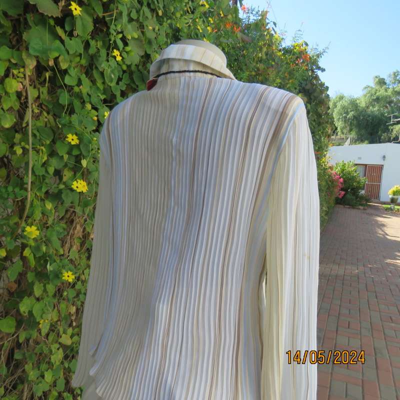 Cute permanent pleated polyester cream/tan/blue striped long sleeve top. By KELSO size 33/34. As new