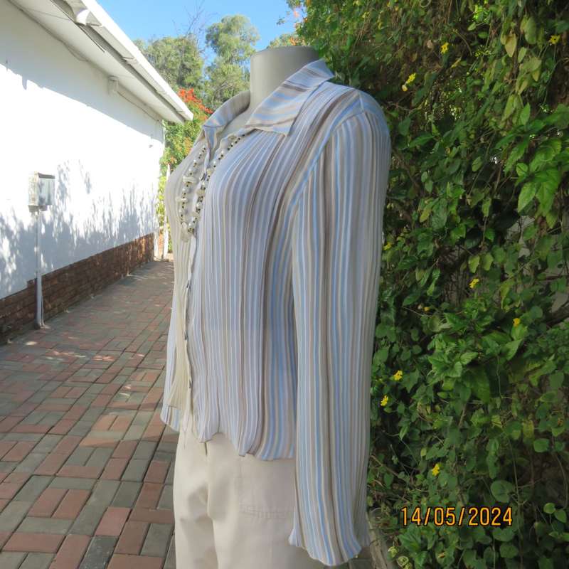 Cute permanent pleated polyester cream/tan/blue striped long sleeve top. By KELSO size 33/34. As new