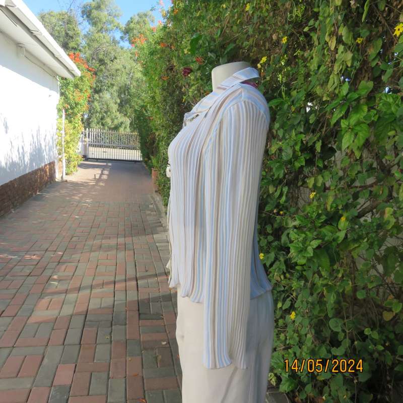Cute permanent pleated polyester cream/tan/blue striped long sleeve top. By KELSO size 33/34. As new