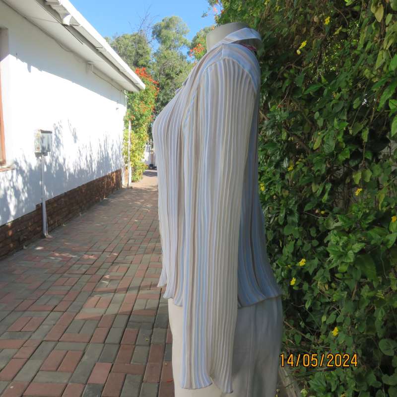 Cute permanent pleated polyester cream/tan/blue striped long sleeve top. By KELSO size 33/34. As new