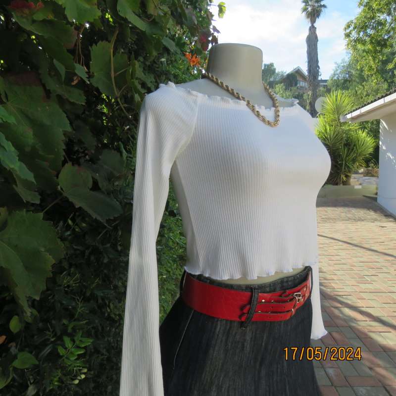 Petite cream long sleeve polycotton rib stitch cropped top. Elasticated waist. By DIVIDED size 30.