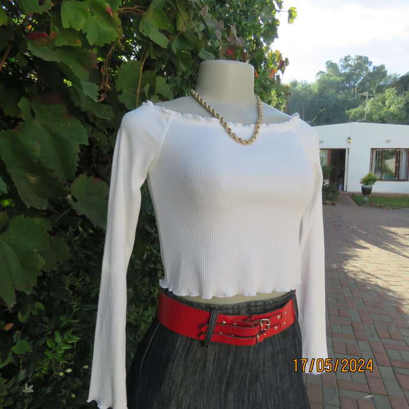 Petite cream long sleeve polycotton rib stitch cropped top. Elasticated waist. By DIVIDED size 30.