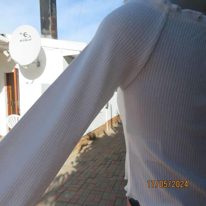 Petite cream long sleeve polycotton rib stitch cropped top. Elasticated waist. By DIVIDED size 30.