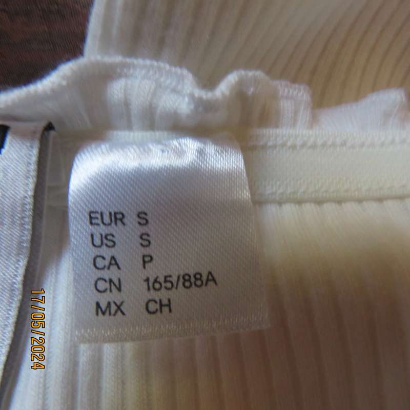 Petite cream long sleeve polycotton rib stitch cropped top. Elasticated waist. By DIVIDED size 30.