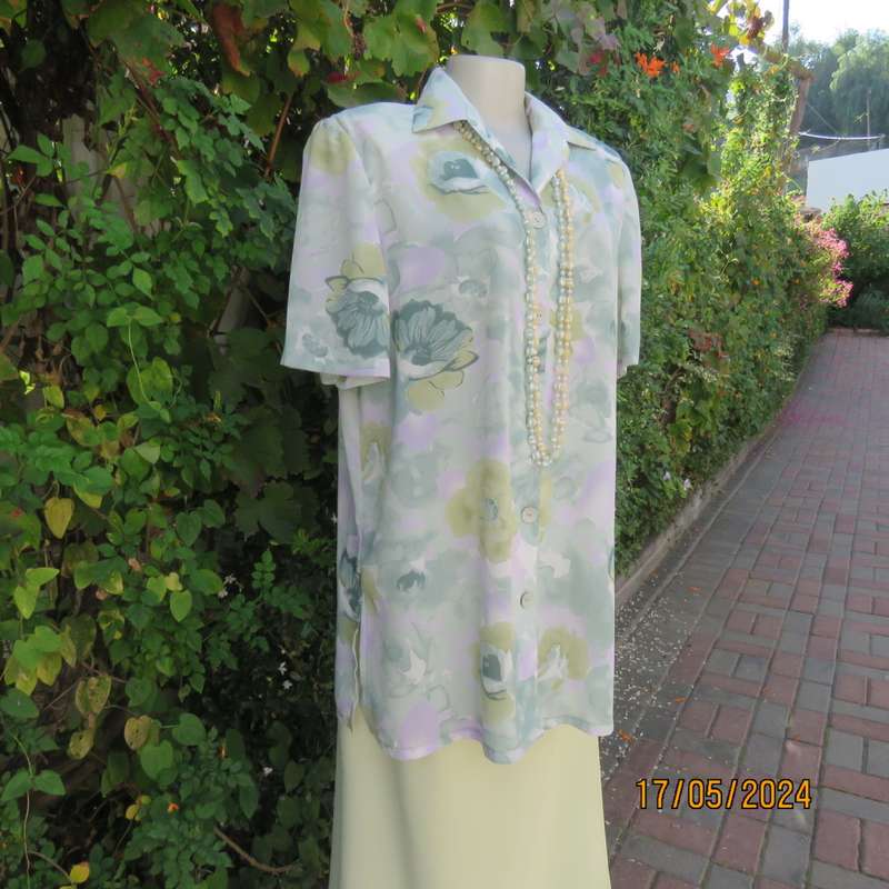 Tastefully printed extra long short sleeve top in shades of green/lilac accents. Size 42. As new.