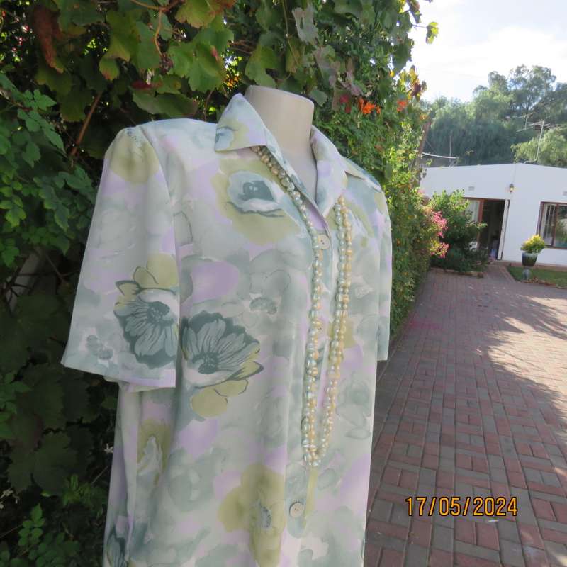Tastefully printed extra long short sleeve top in shades of green/lilac accents. Size 42. As new.