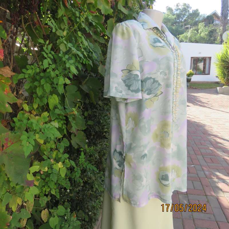 Tastefully printed extra long short sleeve top in shades of green/lilac accents. Size 42. As new.