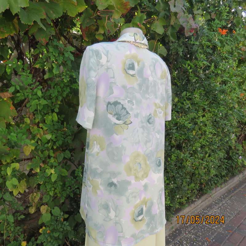 Tastefully printed extra long short sleeve top in shades of green/lilac accents. Size 42. As new.