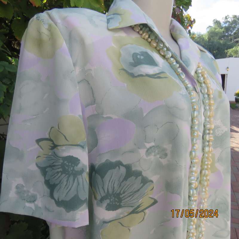 Tastefully printed extra long short sleeve top in shades of green/lilac accents. Size 42. As new.