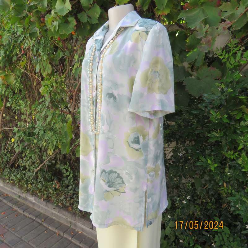 Tastefully printed extra long short sleeve top in shades of green/lilac accents. Size 42. As new.