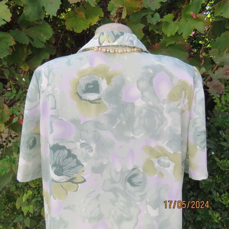 Tastefully printed extra long short sleeve top in shades of green/lilac accents. Size 42. As new.