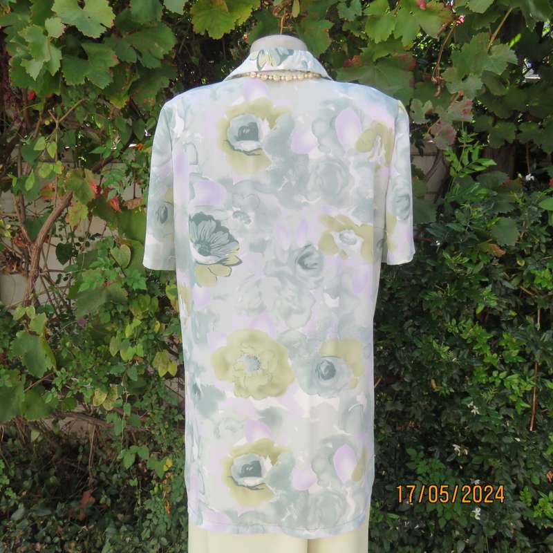 Tastefully printed extra long short sleeve top in shades of green/lilac accents. Size 42. As new.