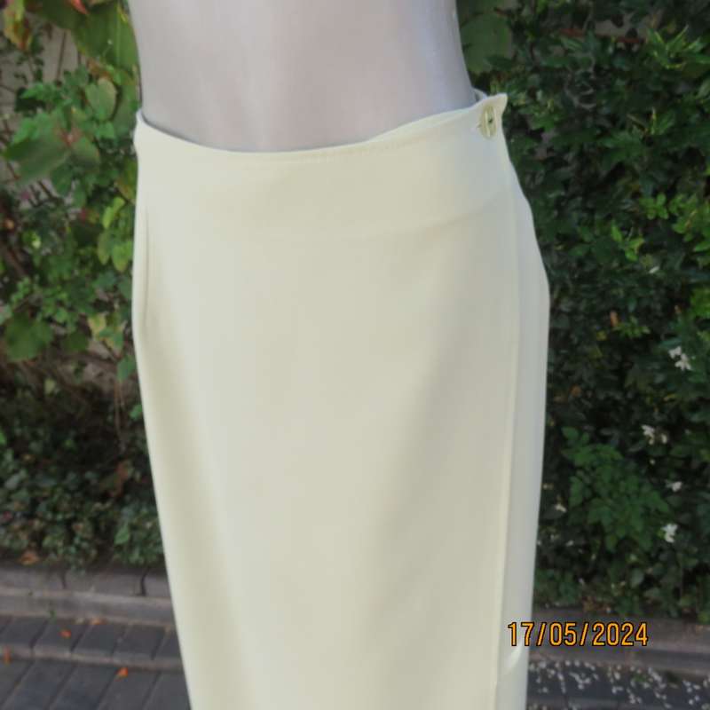 Pretty light lime polyester fold over ankle length skirt. Size 40 By DESIGN. Can adjust buttons.