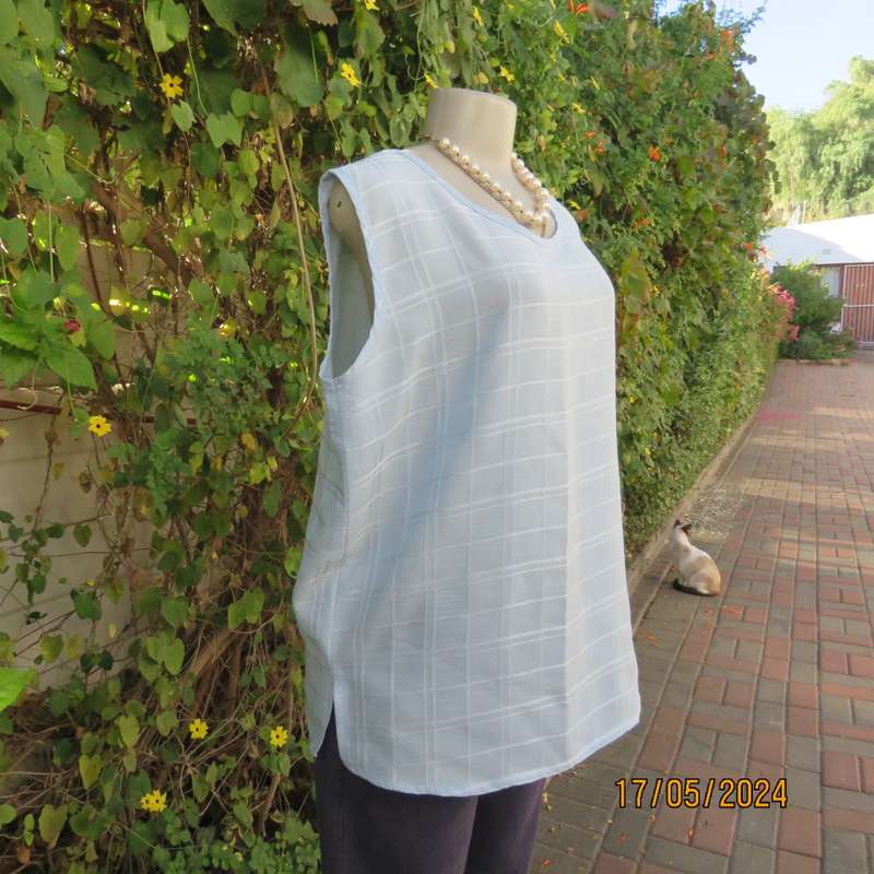 Sky blue sleeveless cami/top. Stunning embossed check poly fabric. Size 40. Slits As new