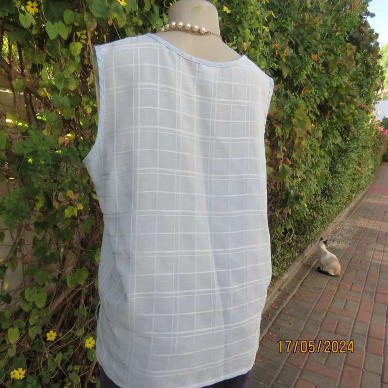 Sky blue sleeveless cami/top. Stunning embossed check poly fabric. Size 40. Slits As new