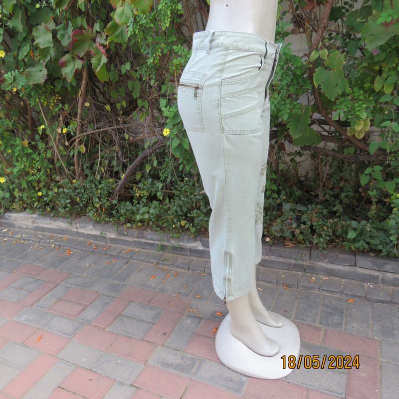 Well known PAPAYA cropped fern green 100% cotton pants. Size 33/9. Embroidered floral design on leg.