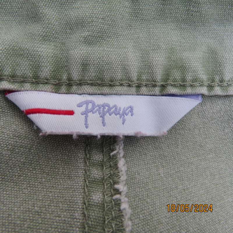 Well known PAPAYA cropped fern green 100% cotton pants. Size 33/9. Embroidered floral design on leg.
