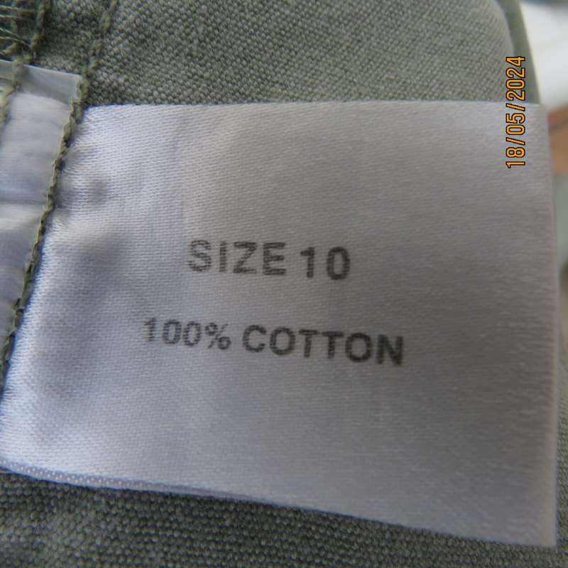 Well known PAPAYA cropped fern green 100% cotton pants. Size 33/9. Embroidered floral design on leg.