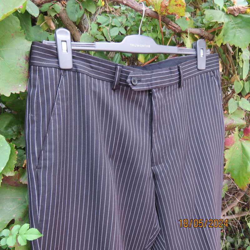 Smart black and white pinstripe pants size 34 by MARKHAM in polyester/viscose. Pockets B/F