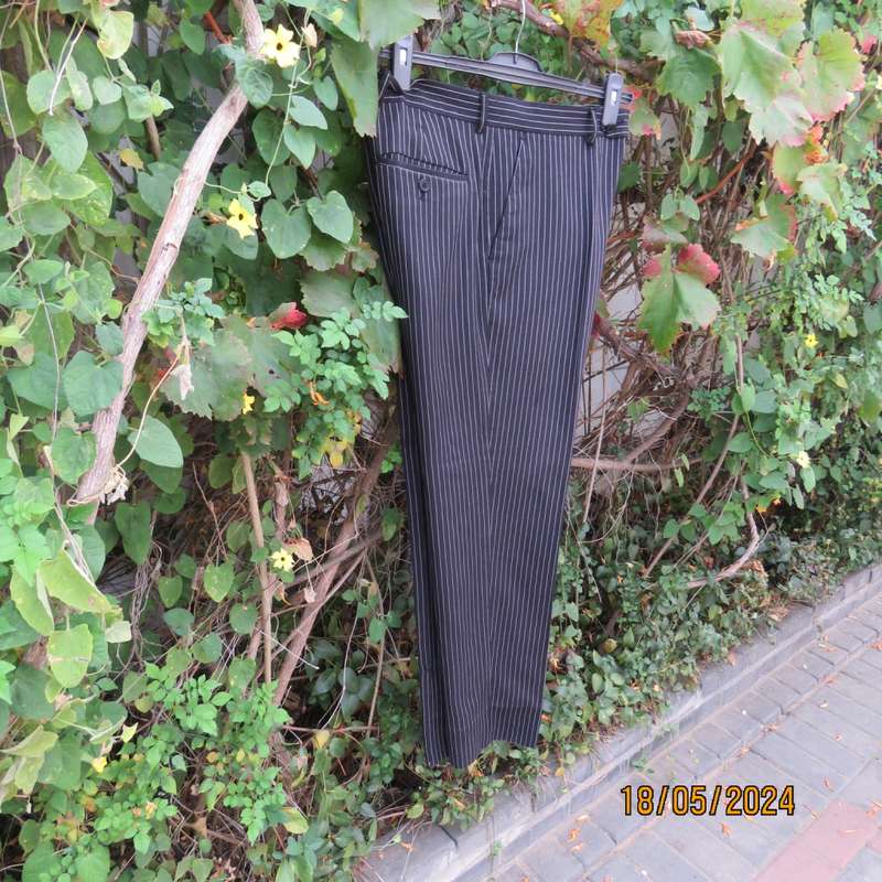 Smart black and white pinstripe pants size 34 by MARKHAM in polyester/viscose. Pockets B/F