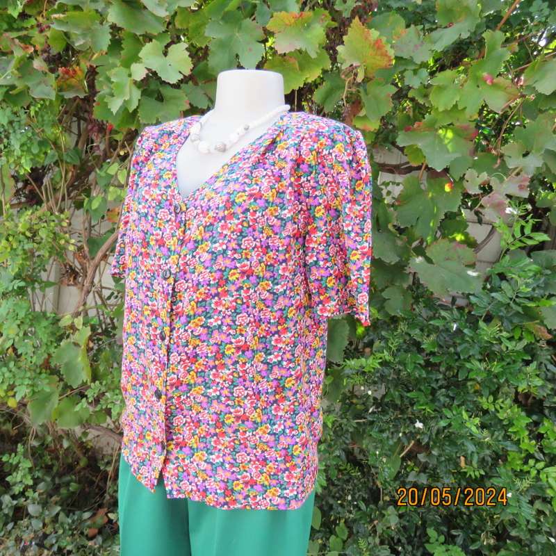 Beautiful cool cheerful floral short sleeve button down top. V neck. Creased polyester. Size 35/11.
