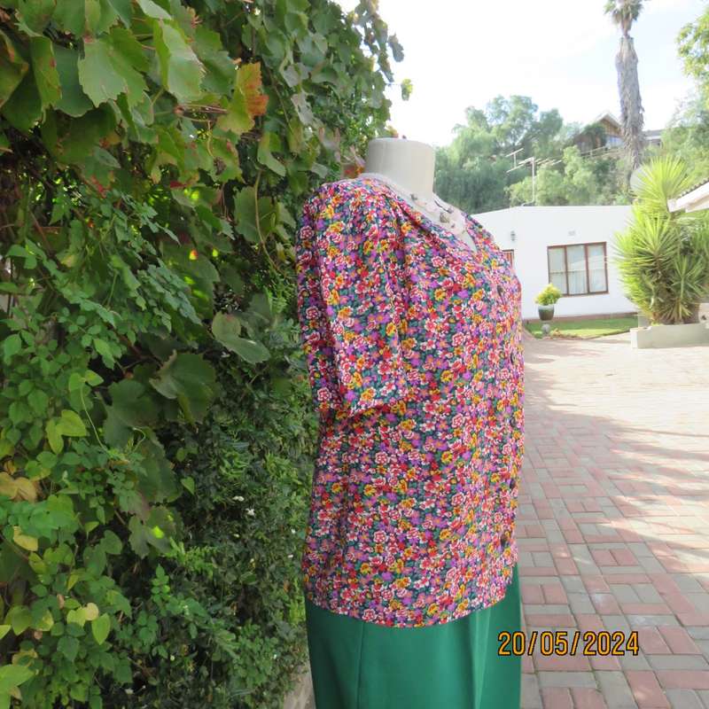 Beautiful cool cheerful floral short sleeve button down top. V neck. Creased polyester. Size 35/11.
