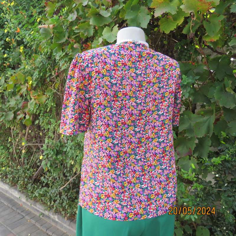 Beautiful cool cheerful floral short sleeve button down top. V neck. Creased polyester. Size 35/11.