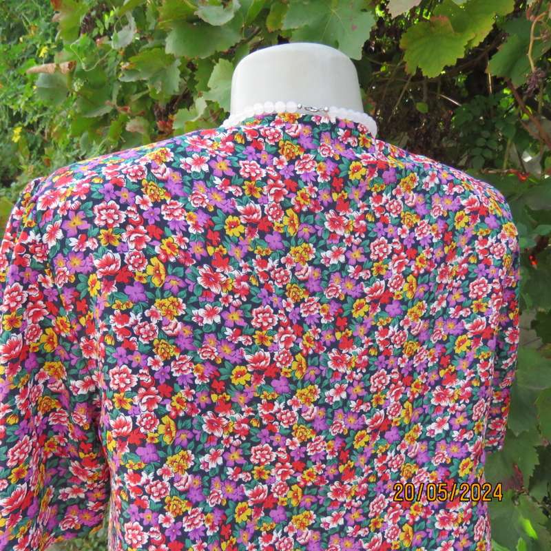 Beautiful cool cheerful floral short sleeve button down top. V neck. Creased polyester. Size 35/11.