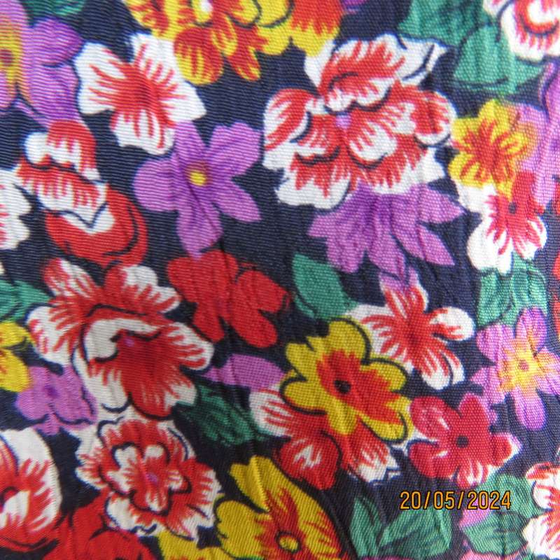 Beautiful cool cheerful floral short sleeve button down top. V neck. Creased polyester. Size 35/11.