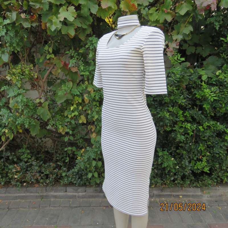 Body hugging white/black horizontal striped textured stretch polyester low calf dress. Size 32/8.