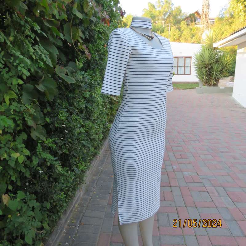 Body hugging white/black horizontal striped textured stretch polyester low calf dress. Size 32/8.