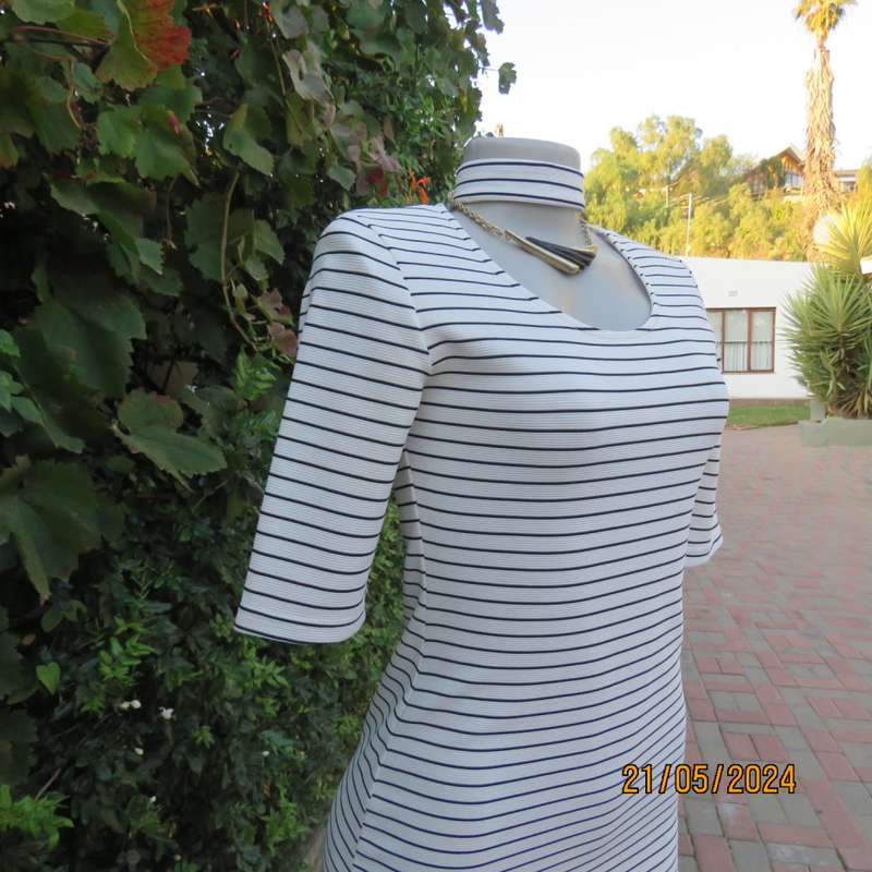 Body hugging white/black horizontal striped textured stretch polyester low calf dress. Size 32/8.