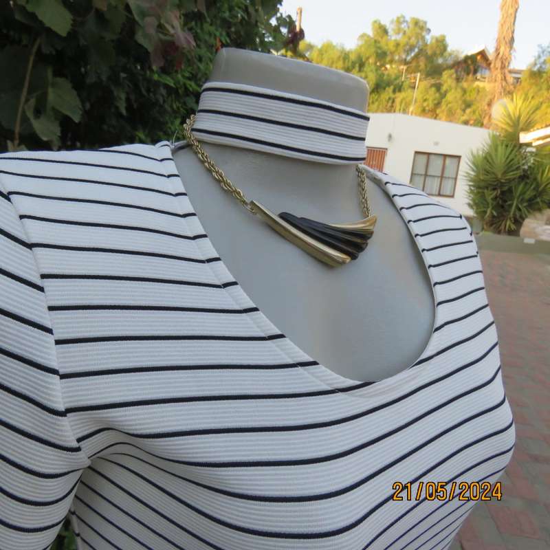 Body hugging white/black horizontal striped textured stretch polyester low calf dress. Size 32/8.
