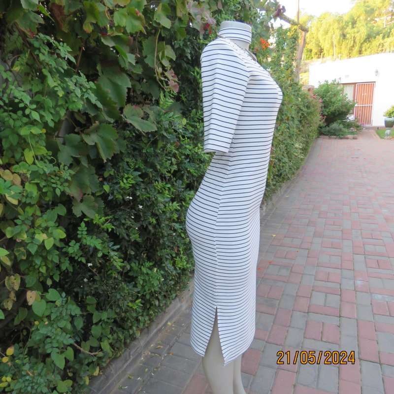 Body hugging white/black horizontal striped textured stretch polyester low calf dress. Size 32/8.
