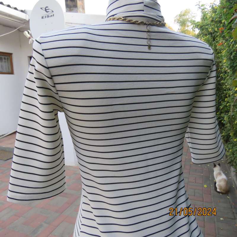 Body hugging white/black horizontal striped textured stretch polyester low calf dress. Size 32/8.
