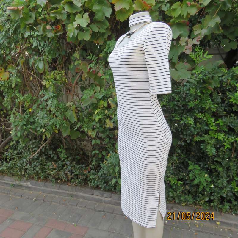 Body hugging white/black horizontal striped textured stretch polyester low calf dress. Size 32/8.
