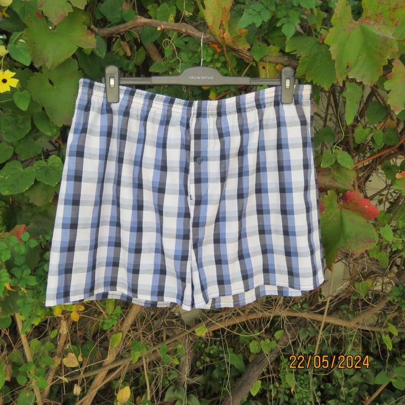 Men`s short pajama pants in blue/white check. Elasticated waist. Size XXL 125cm hip. By BODYLINE