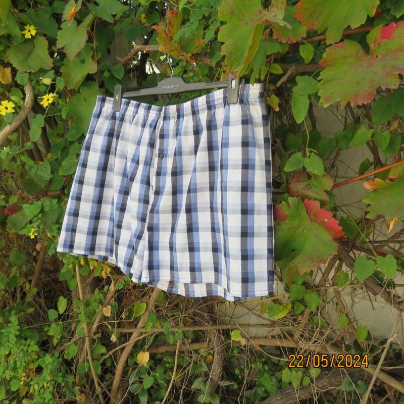 Men`s short pajama pants in blue/white check. Elasticated waist. Size XXL 125cm hip. By BODYLINE