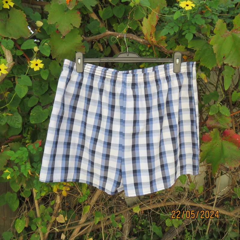 Men`s short pajama pants in blue/white check. Elasticated waist. Size XXL 125cm hip. By BODYLINE